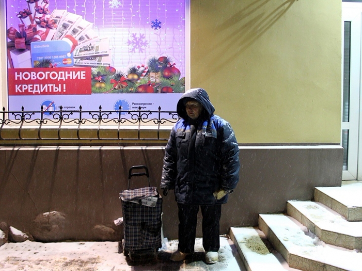 Зинаида Николаевна продает газету в центре города, «на танке», как говорят местные жители. Работает распространителем «Газеты Слонімскай» уже 15 лет. Зинаида Николаевна приходит на свою точку со свежим выпуском газеты в половину седьмого утра, продает здесь некоторое время, а затем идет на рынок. 