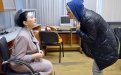 - Я, Ася, все в пиджаках сижу, а хочется уже в майке, - смеясь, признаётся психолог. – Вот броши, серьги приношу, перетряхивая свои запасы… Приходит четвертая ведущая Дарья, стилист и модельер. Надежда Александровна сходу спрашивает: - Даша, у меня лицо симметричное? Посмотри-ка! 