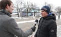 Наступная частка працы – вулічнае апытанне. Алег звяртаецца да мінакоў з пытаннем: “Ці лічаце вы, што пасля чэмпіяната да нас будзе прыязджаць у два разы больш турыстаў, чым зараз?” Адны аптымістычна сцвярджаюць: “Чэмпіянат падвысіць прэстыж нашай краіны, таму турыстаў стане больш”. Іншыя не ведалі, як чэмпіянат паўплывае на развіццё турызму. Трэція былі настроеныя менш аптымістычна: “Працую ў турыстычным бізнэсе і думаю, што гэта не паўплывае на павелічэнні колькасці турыстаў”.