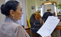 Надежда Цыркун начинает читать сценарий, обсуждая свои реплики с Еленой – она модератор четверки ведущих.