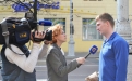 Приезжаем на точку. Нужно снять два опроса, которые пойдут в разных частях программы. Вопросы звучали так: «Знаете ли вы, какой вред могут нанести спайсы, курительные смеси?», «Как вы относитесь к идее обязательного тестирования в учебных заведениях на употребление наркотических веществ?»