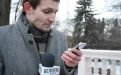 У 16:35 Алег спраўляецца з задачай, і Таццяна хавае штатыў, але камеру пакуль не прыбірае – трэба тут жа, на вуліцы, запісаць тэкст, які пры мантажы накладзецца на кадры, што будуць падбіраць, карыстаючыся архівам, супрацоўнікі варшаўскай рэдакцыі. Справа ідзе шпарчэй, бо тэкст можна прачытаць з тэлефона. 