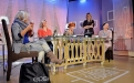 - Когда я говорю и одновременно с этим орет «ухо», я сбиваюсь с мысли! У вас не так? – жалуется Даша и просит не смешить ее. Отбивается заставка ток-шоу и начинается первый блок. Во время первой рекламы Ника выдыхает: «По-моему, мы сегодня хорошо идем!» Даша просит воды. Елена объявляет, что в следующем блоке будет тест на возраст. Я слышу, как сценарист Женя говорит в «ухе»: «Молодцы, девчонки! Все хорошо!» Припудривание – и второй блок передачи. 