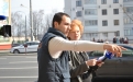 «Я не буду стоять, я буду идти навстречу тебе», – обращается Надежда к оператору. Он настраивает камеру и показывает ей точку, в которой нужно остановиться, произнося последние слова заранее приготовленной короткой речи.