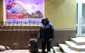 Зинаида Николаевна продает газету в центре города, «на танке», как говорят местные жители. Работает распространителем «Газеты Слонімскай» уже 15 лет. Зинаида Николаевна приходит на свою точку со свежим выпуском газеты в половину седьмого утра, продает здесь некоторое время, а затем идет на рынок. 