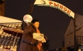 Ирина Константиновна рассказывает, что в январе также исполнилось 15 лет, как она занимается распространением газеты. Ей уже 74 года, однако, продает «ГС» и в снег, и в стужу.  Ее точка — у главного входа на рынок. Вообще Ирина Константиновна работает с 14 лет, до 1999 года проработала в сфере медицинского обслуживания. «Многие покупатели меня уже знают, и я их люблю. И газету нашу уважают, любят. Свежий номер выходит в среду, но некоторые прибегают уже во вторник и спрашивают, есть ли свежий номер», — дели