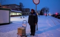 Галина Францевна работает в газете около четырех лет. Говорит, что в первый день выхода свежего номера она старается выходить из дома пораньше: «Я сегодня на ногах с шести часов утра. Сначала съездила на Камвольно-прядильную фабрику, а теперь с семи утра продаю здесь, около универсама «Верасок».