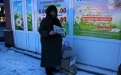 Лидия Павловна работает распространителем с лета 2013 года. Говорит, что работа ей нравится, люди узнают ее, а она покупателей. Рядом с точкой Лидии Павловны, которая находится около универсама «Дружба», стоит киоск Гроднооблсоюзпечати. Но женщина не чувствует конкуренции: «Мою газету люди покупают у меня». 