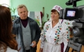Амаль праз паўтары гадзіны святочны канцэрт завяршаецца. Спадарыня Ларыса выцягвае спадара Івана і жанчыну, якая выступала на сцэне, па каментары для сюжэту.