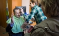 Раўнютка а 13 гадзіне, як і абяцаўся, прыязджае госць. Гэта народны артыст Беларусі, мастацкі кіраўнік ансамбля “Сябры” Анатоль Ярмоленка. Ён ідзе адразу ў грымёрку...